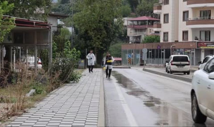 Kozan'da tekel bayisine motosikletli saldırı: camlar ve araç zarar gördü