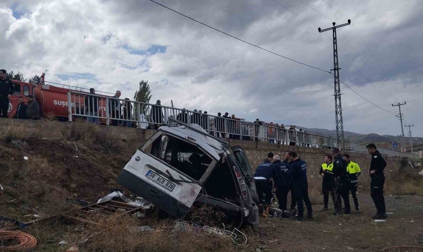 Suşehri’de takla atan hafif ticari araçta 1 kişi öldü, 2’si ağır 4 yaralı
