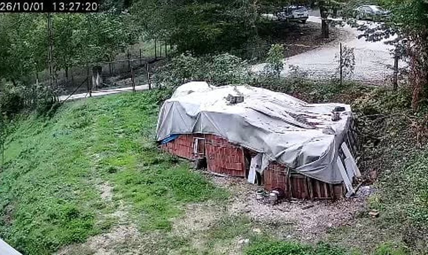köy yolunda kontrol kaybı: kamyonet park halindeki araca çarpıp evin bahçesine uçtu