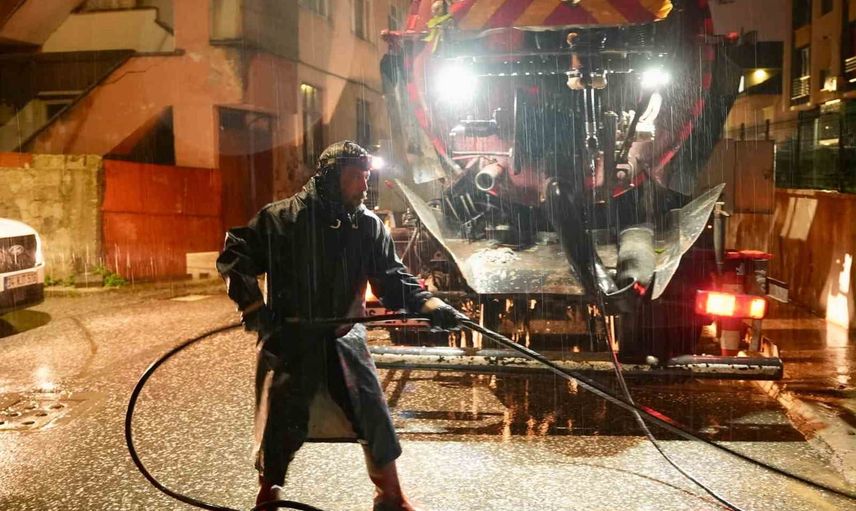 düzce'de sağanakla mücadele sürüyor: belediye 140 personelle 36 saattir sahada