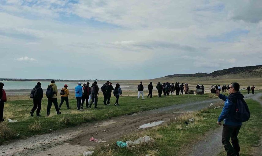 arin gölü'ndeki su çekilmesine dikkat çekmek için yürüyüş düzenlendi