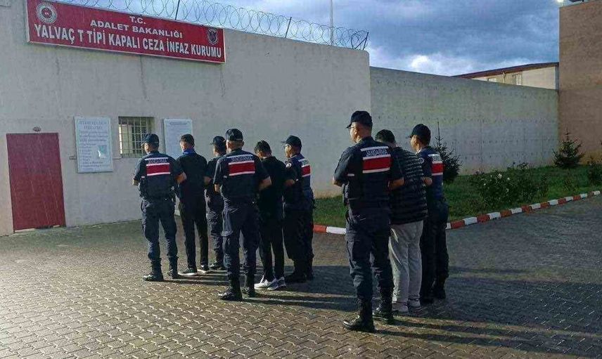 şarkikaraağaç'ta jandarma operasyonunda üç kişi tutuklandı