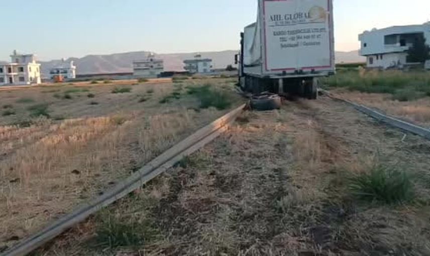 Kızıltepe'de sürücünün kontrolünü yitirdiği yüklü tır boş araziye yöneldi