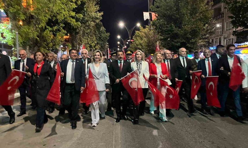 kırşehirde 30 ağustos coşkusu fener alayında sürdü