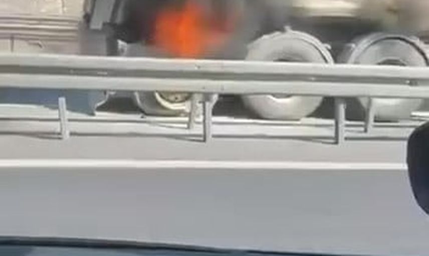 Kocaeli'de alevler yollarda: İzmit'te otomobil kül oldu, Osmangazi'de tır dorsesi yandı