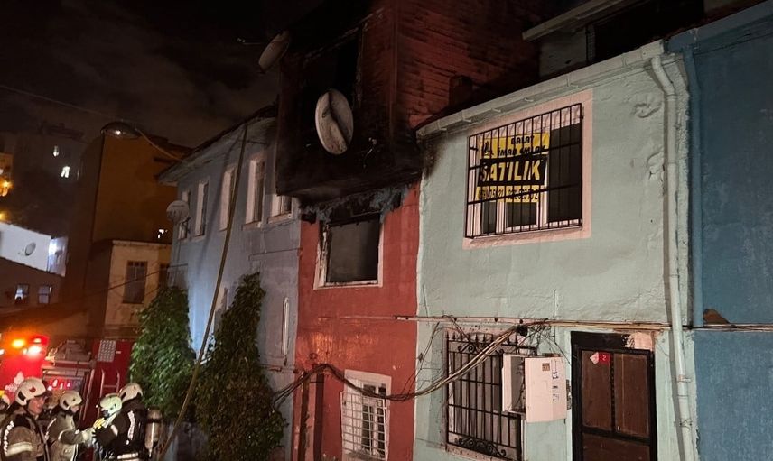 Geceyi alevlerle delen bina: Fatih Ayvansaray'da müdahale sürüyor