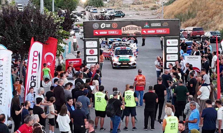 Kapadokya'da toprak rallisi başladı: ekipler eşsiz parkurlarda mücadele ediyor