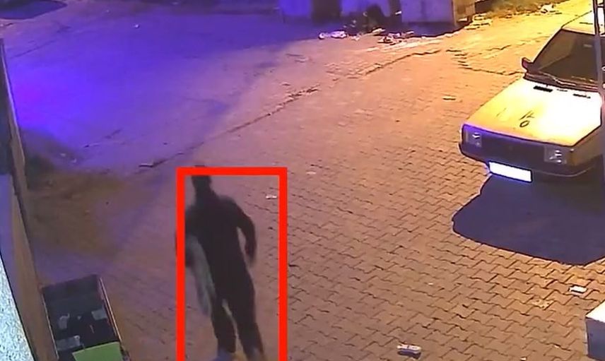 Keşan'da sokakta asılı halıyı çalan şüpheli kamerada