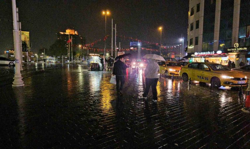 Taksim'de aniden bastıran sağanak alt geçitleri ve durakları hedef aldı