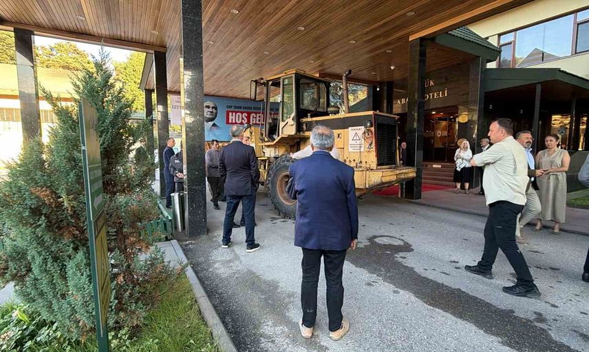 Karşılama korteji son anda öne alındı: kepçe otel girişinde arızalandı