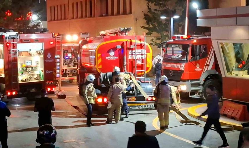 Kartal Koşuyolu hastanesinde çatı yangını kontrol altına alındı