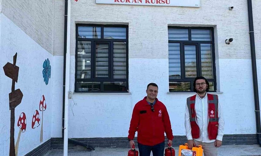 Camiler ve kurslarda güvenlik için ilkyardım çantası ve yangın tüpü desteği