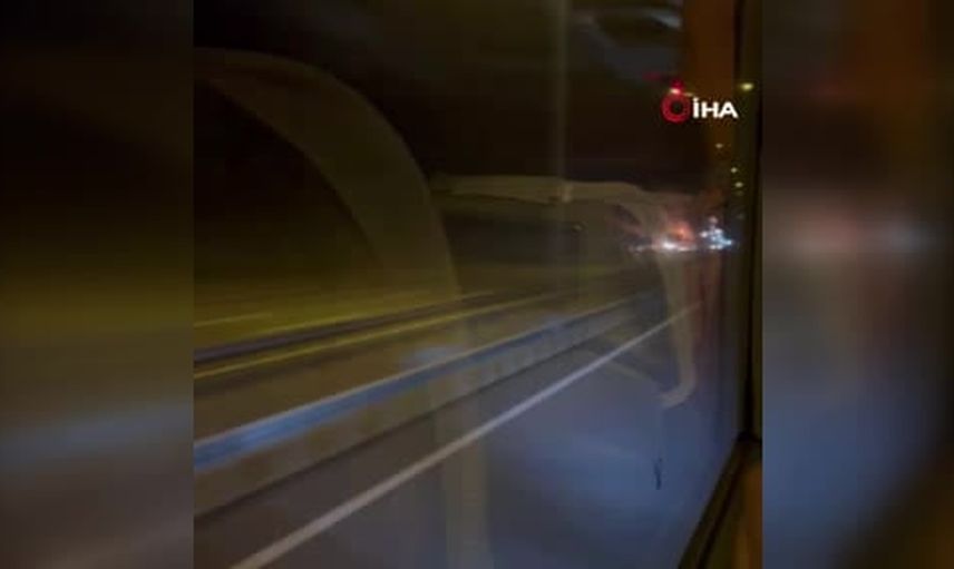 Saman balyaları yüklü dorsede gece yangını, sürücü aracı ayırarak riski azalttı