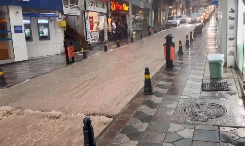 Artvin'de sağanak yamaçları çöktürdü, kent merkezinde sokaklar selle doldu