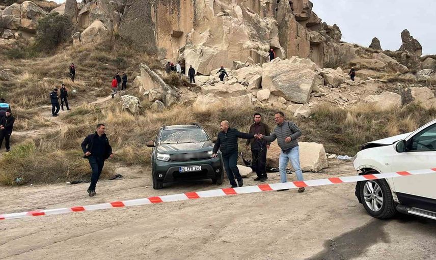 Kapadokya'da Göreme Açık Hava Müzesi önündeki peribacası çöktü: üç kişi yaşamını yitirdi