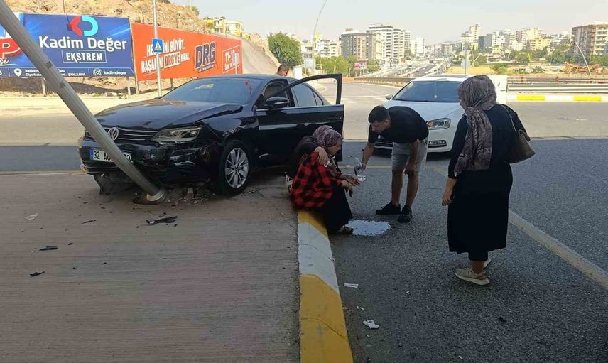 Karaköprü'de GAP Bulvarı kavşağında çarpışma: araçta bulunan kadın yaralandı