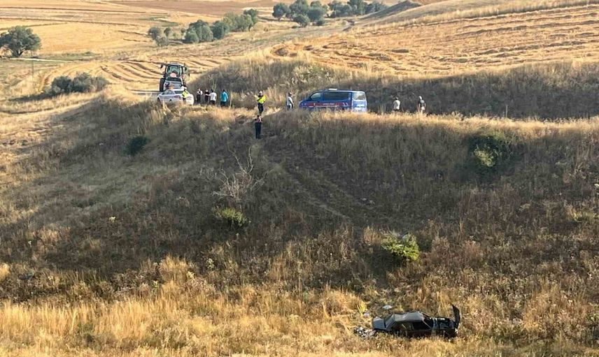 Alaca'da kaybolduğu bildirilen sürücü, şarampolde aracının altında yaşamını yitirdi