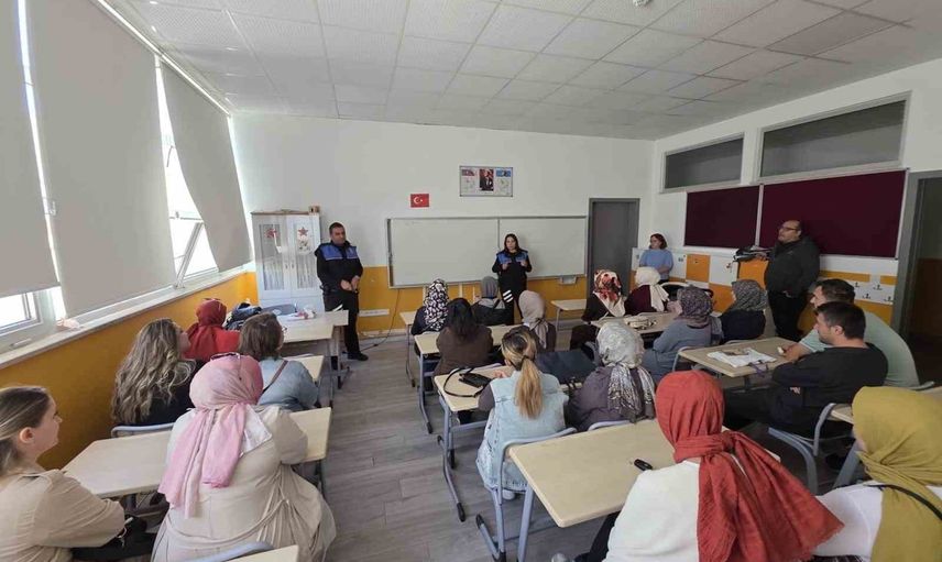 Bozüyük'te ebeveynlere akran zorbalığı ve internet güvenliği semineri