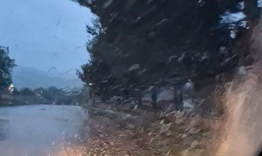 Sivrihisar'da gün boyu etkili sağanak ve sis trafikte aksamaya yol açtı