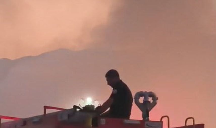 Kurtarma sonrası huzur: aracın üstünde namaz kılan itfaiye personeli