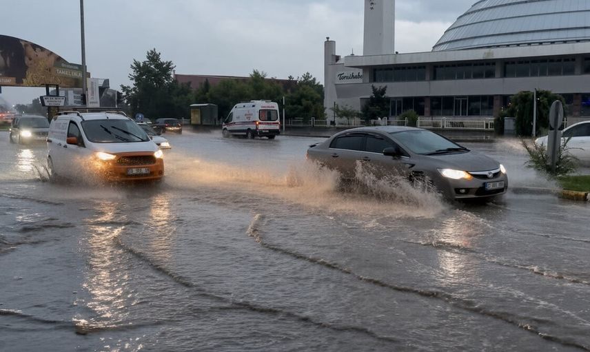 Erzincan semalarını aydınlatan yağmur ve şimşek gösterisi