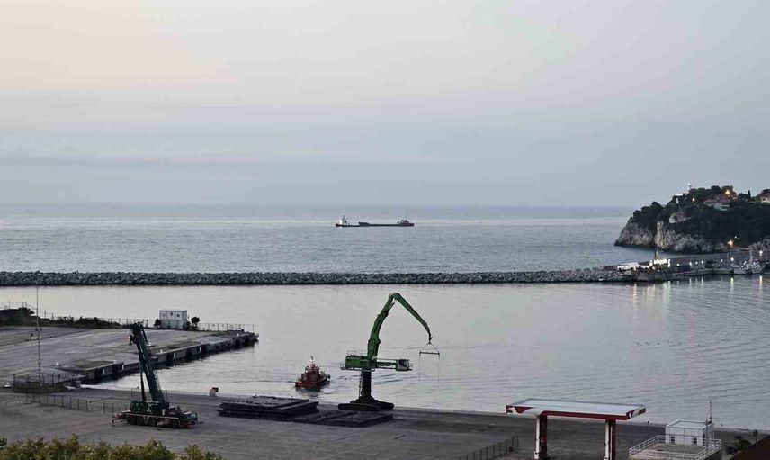hasarlı kargo gemisi zonguldak açıklarına demirledi