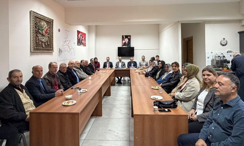 Sahada yoğun mesai: AK Parti Bilecik teşkilatı beş ilçede yol haritası belirledi