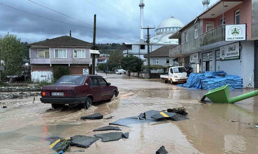 Karasu'da Darıçayırı sel sularında ulaşım kepçe ve traktörlerle sürüyor