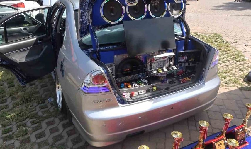 Bagajında minyatür garaj ve drift yapan oyuncak otomobil ilgi çekti