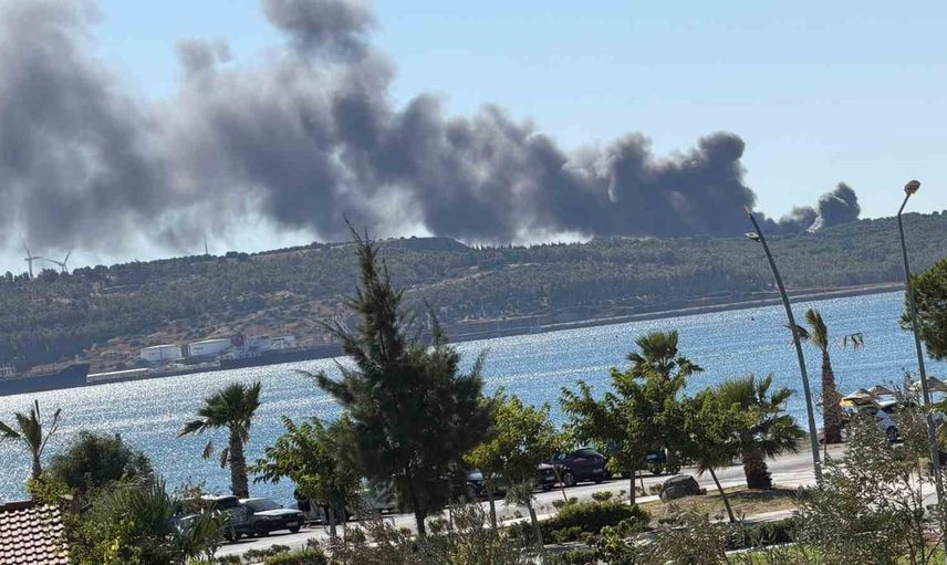 Aliağa gemi söküm sahasında hurdalık deposunda çıkan yangın söndürülmeye çalışılıyor
