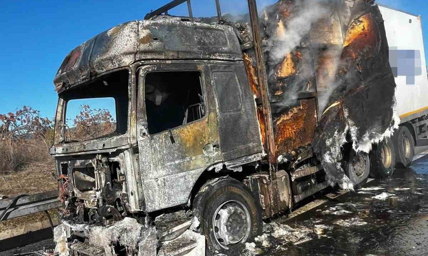 Bolu'da seyir halindeki kargo tırı alevler içinde kaldı
