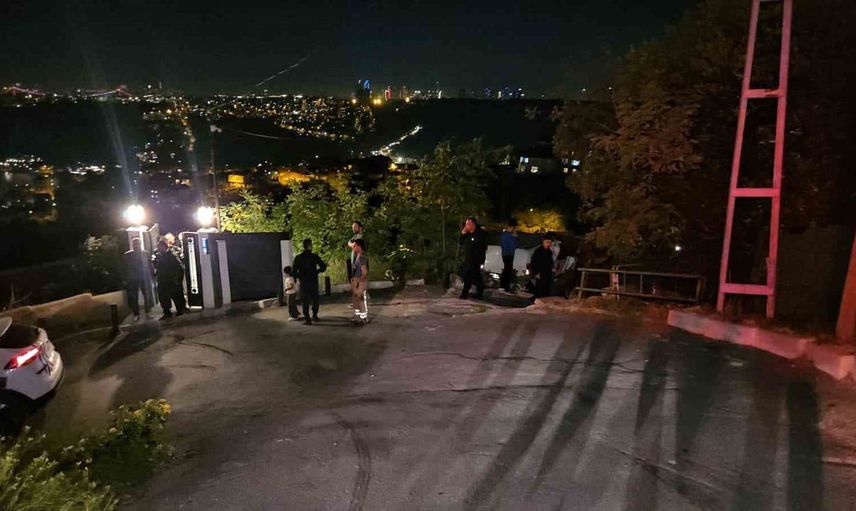 Sarıyer'de yokuşta kayan ticari araç evin çatısında asılı kaldı