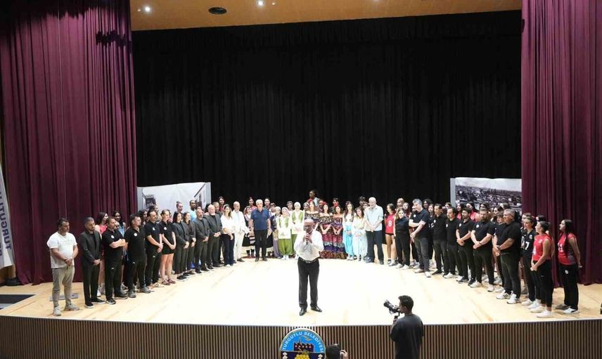 Turgutlu'da kadın sporunun yeni sezonu halk oyunlarıyla sahne aldı