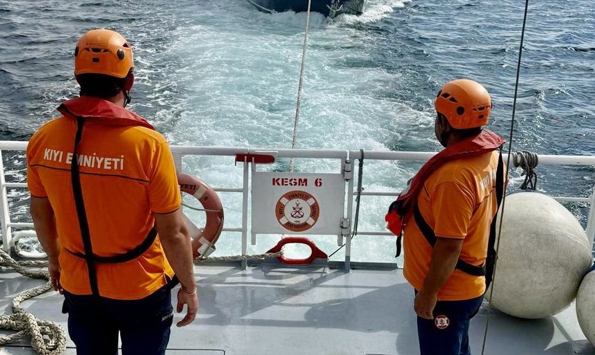 Boğazda makine arızası: 17 metrelik tekne KEGM-6 ile Eceabat'ta emniyete alındı