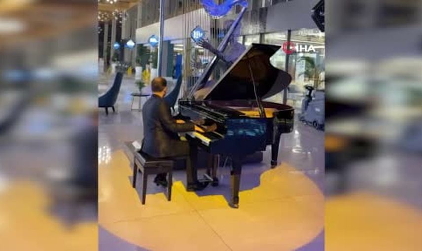 Sel altında konser: Antalya otelinde piyano Titanic ezgilerini çalmaya devam etti