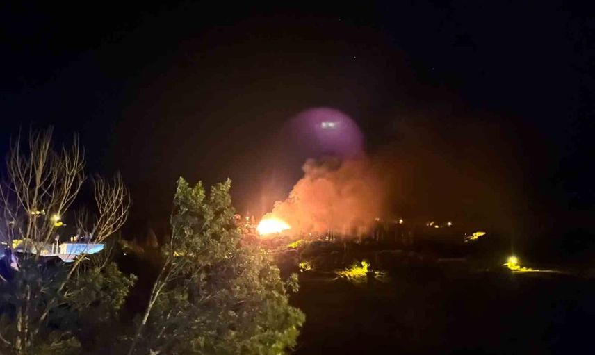 Çorum'un Bayat ilçesi Çerkeş köyünde iki ev ve bir ahır yangında zarar gördü