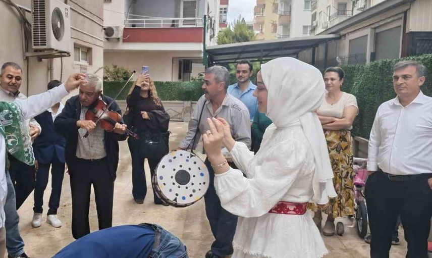 Vinç sepetiyle balkona çıkan damat, gelin alma törenini unutulmaz kıldı