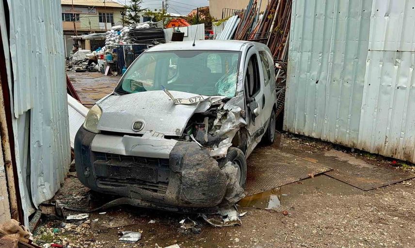 Efeli kavşak yakınında kontrolden çıkan vinç arkadaki aracı hurdaya götürdü
