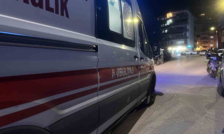 Mudanya'da anlık kontrol kaybı: motosiklet park halindeki araca çarptı, iki kişi yaralandı