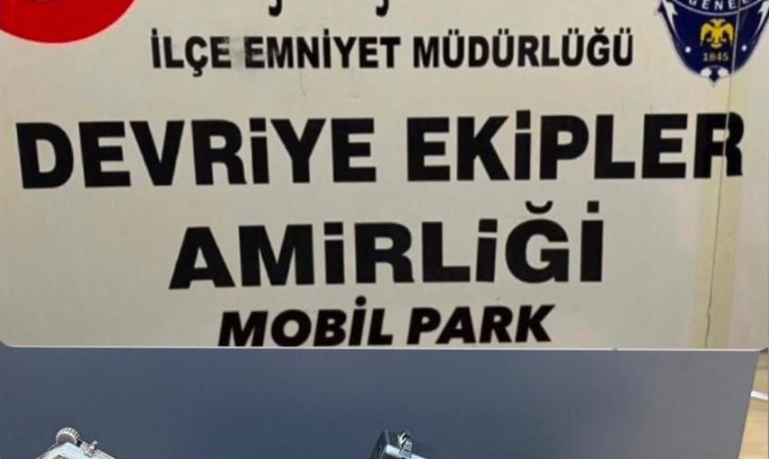 küçükçekmece'de durdurulan araçtan ruhsatsız silah ve çakar çıktı