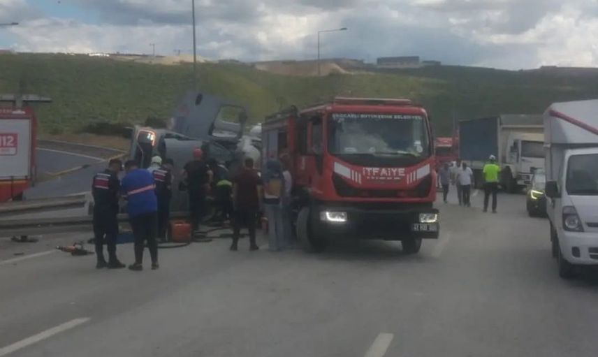 Rampada devrilen beton mikseri Dilovası'nda sürücüyü araçta sıkıştırdı