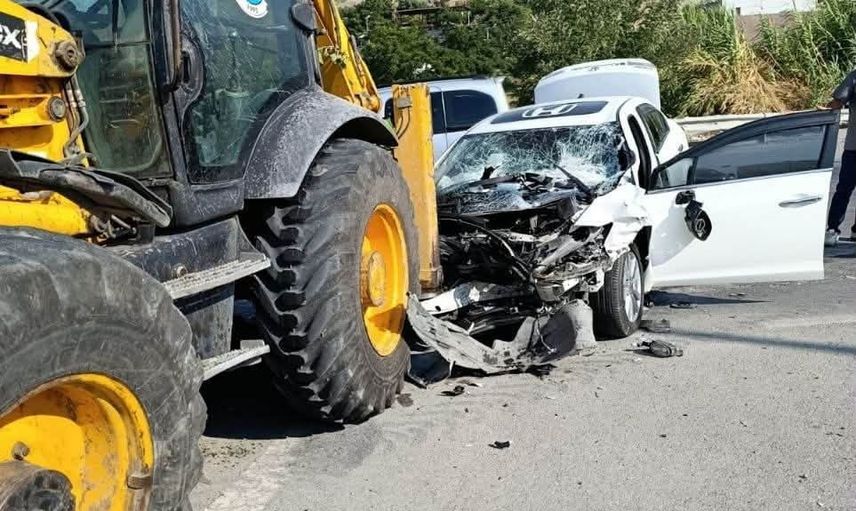 Arsuz’da belediye kepçesiyle çarpışan otomobil hurdaya döndü, iki yaralı