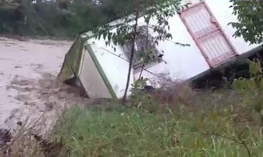 Selde temelinden kopan iki ev çatısıyla sürüklendi, sakinler son anda kurtuldu