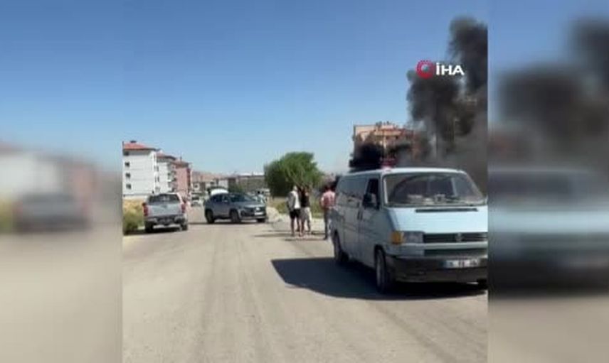Sincan'da çarpışan araçtan yayılan alevler otluk alanda yangın çıkardı