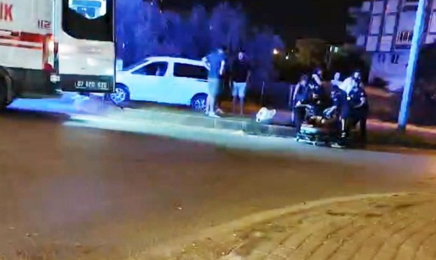 Antalya'da kavşakta çarpışma: motosikletli yola savruldu