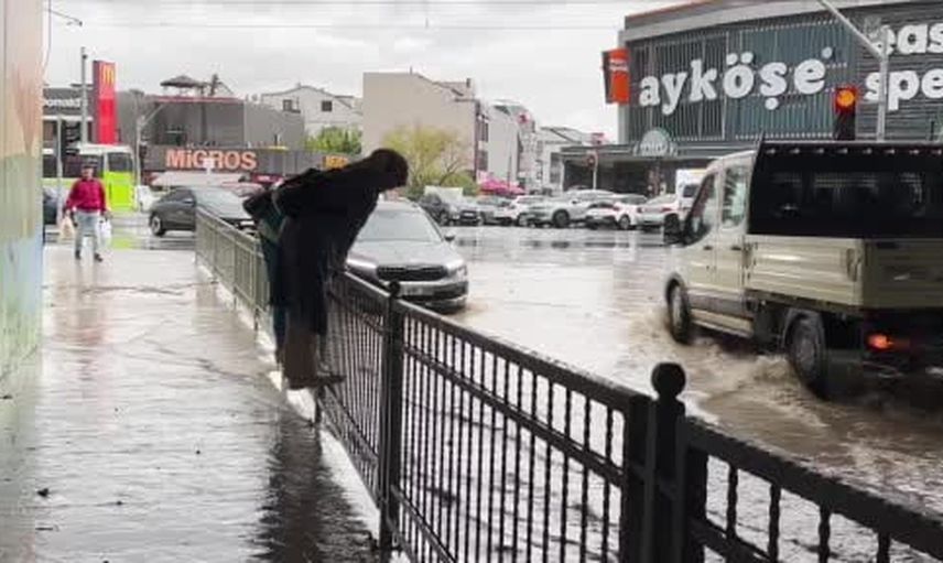 Kocaeli’de sağanak sonrası kaldırımlar dereye döndü, vatandaşlar korkuluklara tırmandı