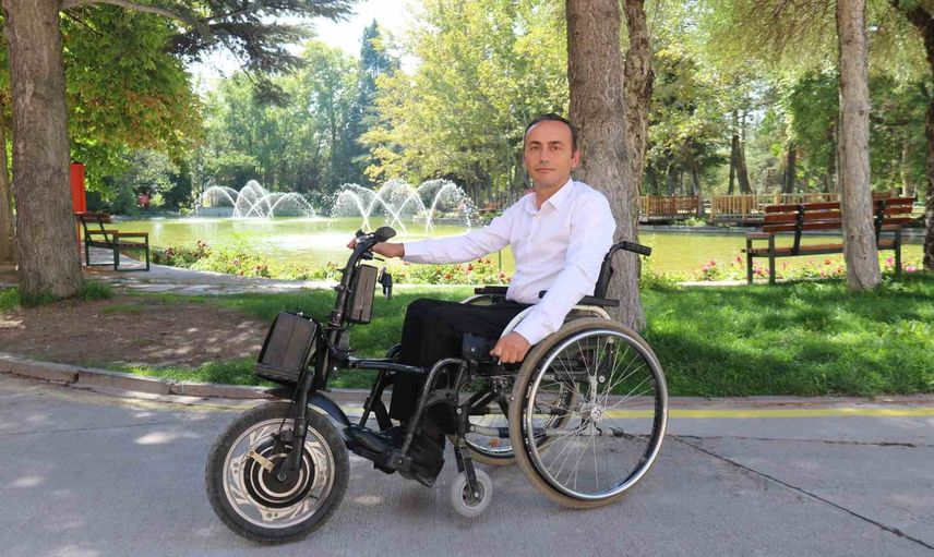 Felçli personel kendi tasarımıyla tekerlekli sandalyesini 15 bin liraya hızlandırdı