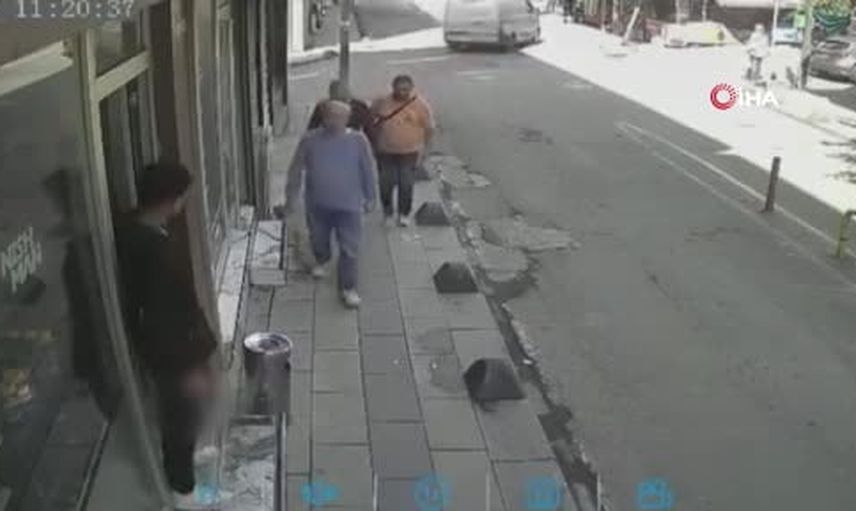 Kavşak çarpışması sonrası araç kaldırıma çıktı, berber dükkanına çarparak 5 kişiyi yaraladı