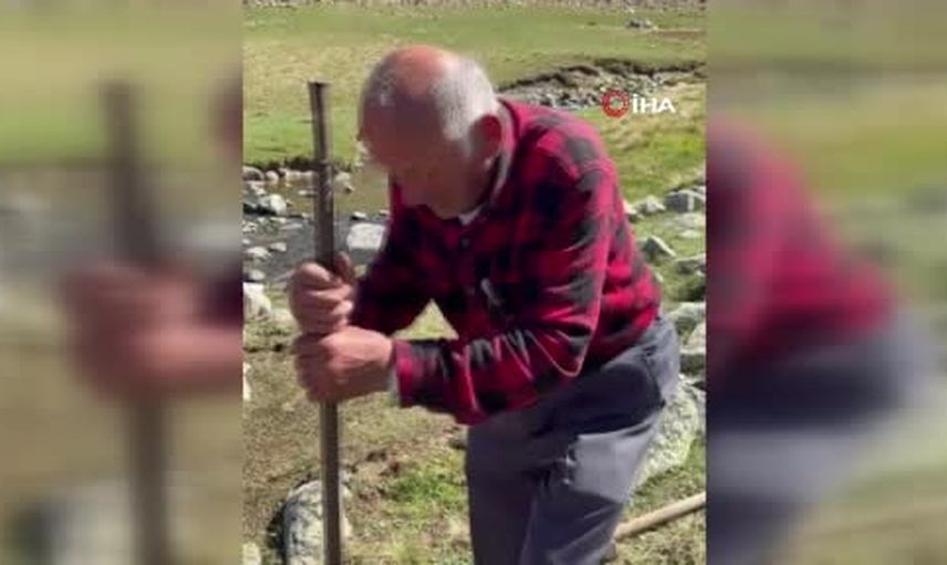 Salah'ın taşı ilgi çekti, konulan levha ve bank bir gecede kayboldu