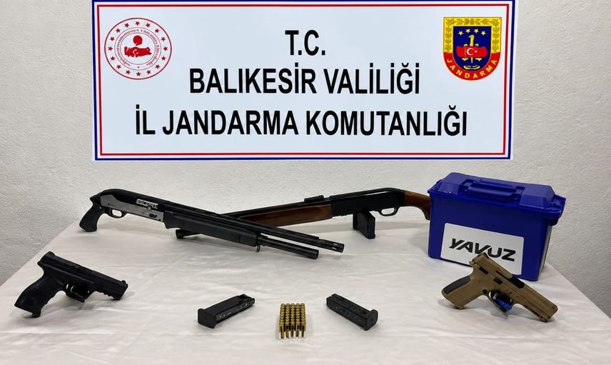 Jandarma Balıkesir'de silah ticareti ağına darbe vurdu